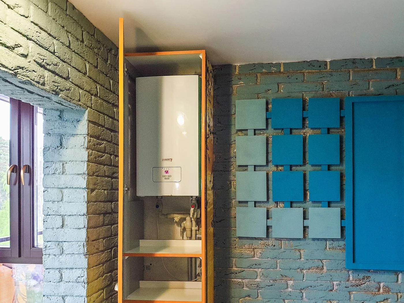 Wall-mounted water heater and its visible water connections